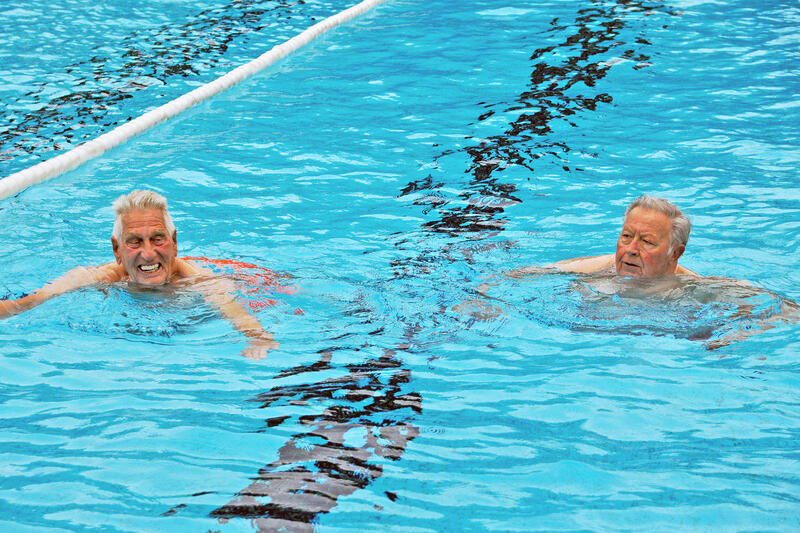 Bild vergrößern: Hermann Linnhöfer (l.) und Berni Konitzer (r.) gehören zu den ersten Schwimmern im 50-Meter-Becken zum Einstieg in die Open-Air-Saison 2021 des Rekener Freibades.