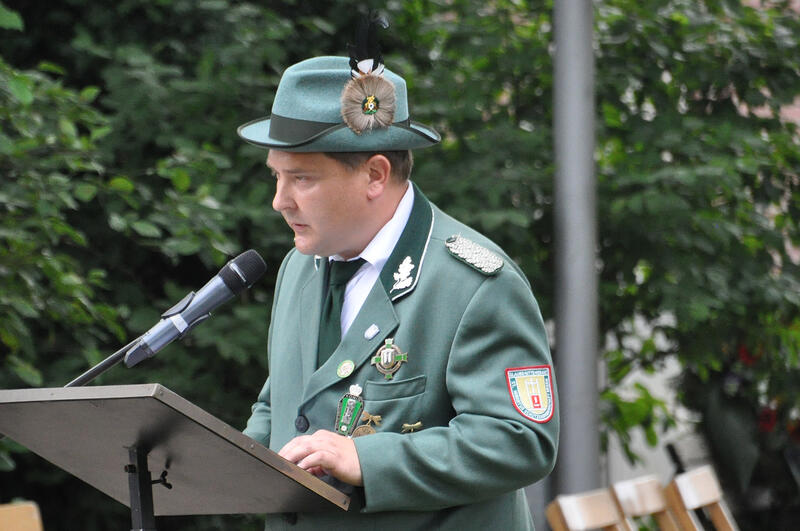 Bild vergrößern: Brudermeister der St. Hubertus Schützenbruderschaft Bahnhof Reken Carsten Strohkamp hält eine Rede.