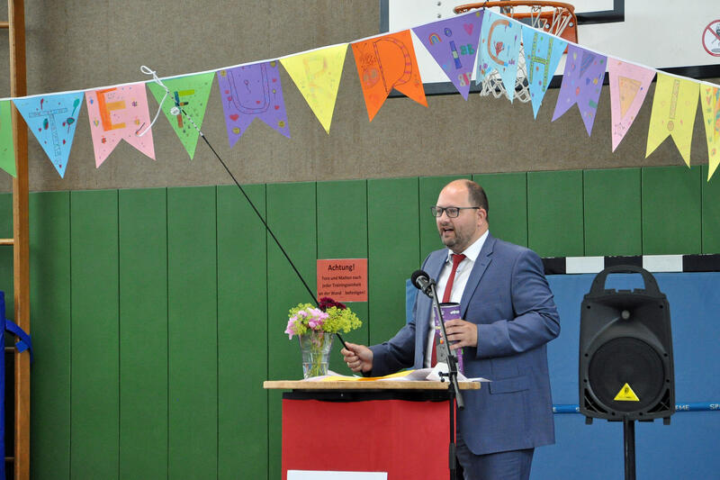 Bild vergrößern: Bürgermeister M.Deitert hält Rede zur Verabschiedung von Frau Budde-Kleen