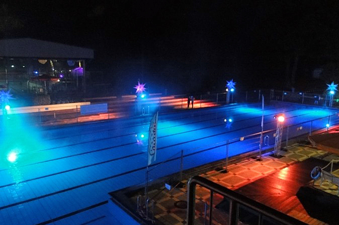 Bild vergrößern: AREA Late Night schwimmen