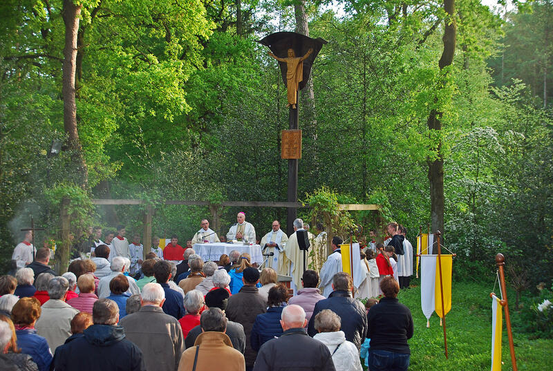 Bild vergrößern: Festgottesdienst in der Waldkapelle