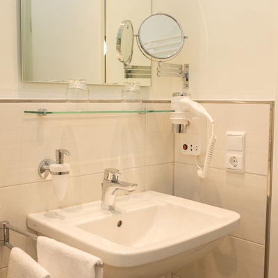 Bild vergrößern: Modern und funktional: die Badezimmer