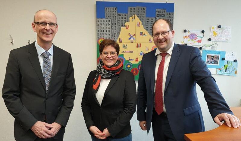 Bild vergrößern: Direktor des Amtsgerichts Borken Dr. Middeler, Frau Juliane Niewerth und Bürgermeister Manuel Deitert
